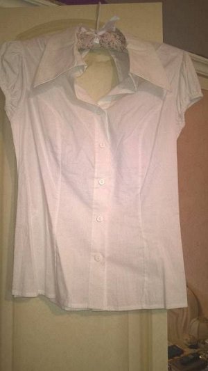 Белая блузка с коротким рукавом