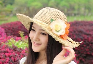 шляпа с полями с цветком