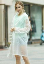 Дождевик на заклепках с капюшоном