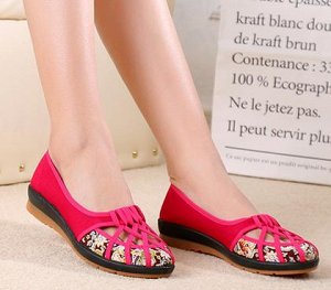 Тапочки Очень удобный вариант обуви на лето – легкие невесомые текстильные тапочки,  которые являются просто находкой для жаркого сезона. Их можно сочетать  с джинсами (можно укороченными) или шортами