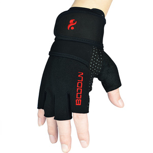 перчатки Гимнастические перчатки призваны защитить Ваши руки от натирания и травм при занятиях на турнике, с гантелями, гирями и другими подобными упражнениями. Перчатки обеспечивают надежную фиксацию