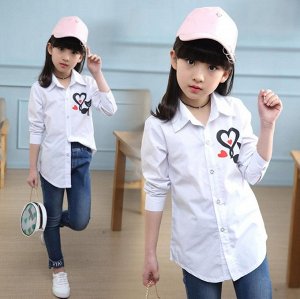 Блузка Детская блузка белого цвета с воротником стойкой и длинным рукавом. Очень красивая и нежная блузка, можно носить со школьным костюмом. Также данную блузку можно носить на праздник или в повседн