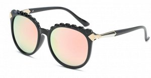 Солнцезащитные очки с розоватыми стеклами с выпуклыми треугольниками по верхнему краю оправы