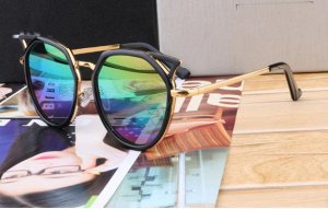 Солнцезащитные очки с зеркальными стеклами хамелеон в форме многоугольника "с кошачьими ушками"