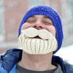 ШАПКА С БОРОДОЙ И УСИЩАМИ (СИНЯЯ С БЕЛОЙ БОРОДОЙ)