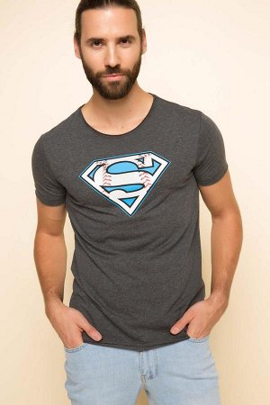 Футболки Параметры модели: Рост: 1,89 Грудь: 98 Талия: 80 Бедра: 97; Надет размер: M;  хлопок 50% полиэстер 50% Erkek T-Shirt; Antrasit Superman Lisansl? T-shirt; Orijinal lisansl?, Superman logosu ba