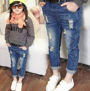 Джинсы Детская джинсовая одежда - универсальна. Такая одежда хороша как для ежедневного использования, так и для особого случая. Дизайнеры разрабатывают джинсовую одежду для детей различного возраста.