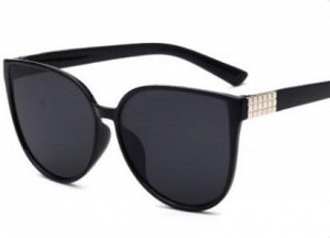 Солнцезащитные очки черные с черными стеклами и серебряной вставкой на дужке