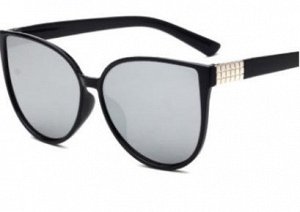 Солнцезащитные очки черные с серыми зеркальными стеклами и серебряной вставкой на дужке