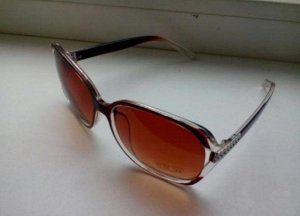 Солнцезащитные очки коричневые с серебряной прямоугольной рифленой вставкой на душке
