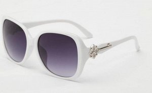 Солнцезащитные очки белые со вставкой в виде ключика на дужке