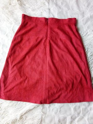Красная и синяя замшевая юбка