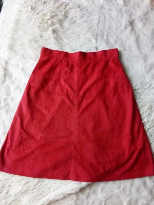 Красная и синяя замшевая юбка