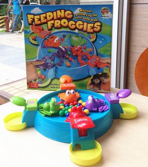 Настольная игра "Голодные лягушки": цель-ловить с помощью проворных лягушек разноцветные шарики