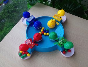 Настольная игра "Голодные пираньи": цель-ловить с помощью проворных лягушек разноцветные шарики