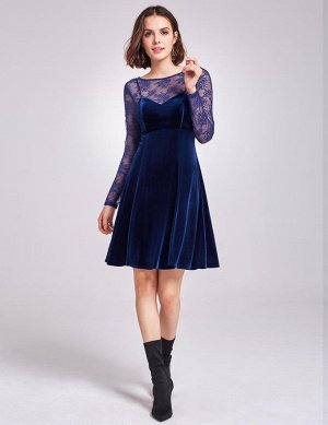 Синее короткое бархатное платье с кружевом