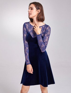 Синее короткое бархатное платье с кружевом