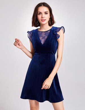 Синее нарядное платье из бархата с кружевными вставками