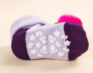 Носочки Детские носки нескользящие нравятся непоседам, потому что в них можно спокойно и без опасений прыгать, бегать и резвиться на скользких поверхностях. Особенно такие носочки актуальны для совсем