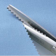 Ножницы Цена за 1шт. Длина ножниц 23,5см., длина лезвия 8,5см., расстояние между зубчиками 0,5см.
