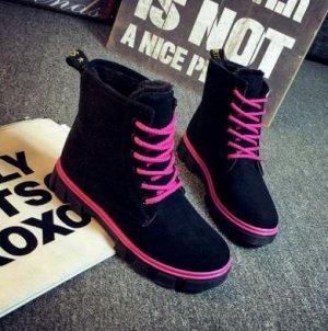 Ботинки черные с розовыми шнурками