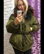 Модная куртка с меховым капюшоном