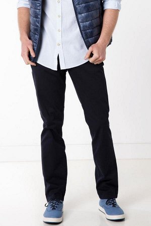 Чино брюки Параметры модели: Рост: 1,85 Грудь: 96 Талия: 78Бедра: 95;  Надет размер: 30 Размер - 32 Рост; Cotton 98% Elastan 2%  для мужчин брюки;  заниженная Талия; узкие (зауженные) брючины;темно-си