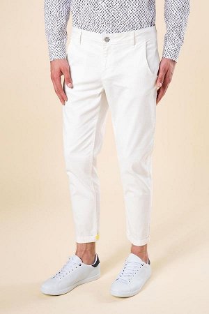 брюки Параметры модели: Рост: 1,88 Грудь: 97 Талия: 74Бедра: 94;  Надет размер: 30 Размер - 32 Рост; Cotton 97% Elastan 3%  для мужчин брюки;  заниженная Талия; узкие (зауженные) брючины; Белый цвет K