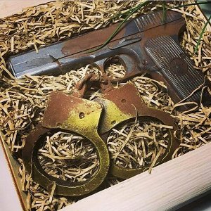 Шоколадный набор №17 Пистолет и наручники