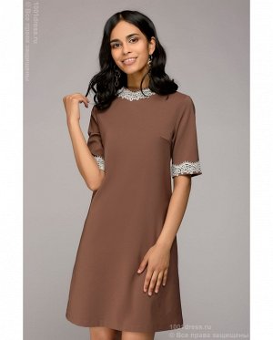 Платье коричневое длины мини с отделкой кружевом и короткими рукавами DM00920BR
