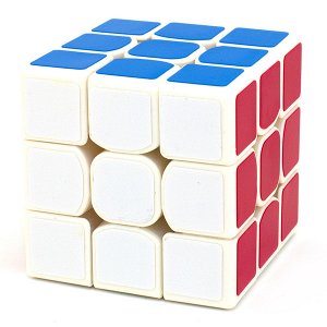 Кубик Абсолютный бестселлер от компании Moyu! Куб, несмотря на свою низкую цену, выполнен из отличного пластика и с завода приезжает сразу с качественными стикерами. По вращению этот кубик способен ко