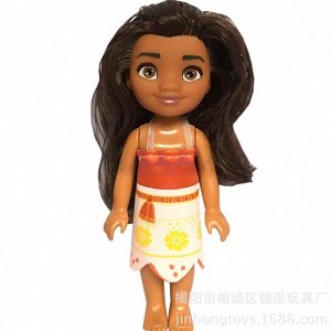 Кукла Моана - главная героиня мультфильма, 14-летняя дочь вождя, любит океан и все, что с ним связано, храбрая и отважная. С куколкой из мультфильма ребенок сможет затеять увлекательную сюжетно-ролеву