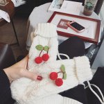 варежки с вишенкой