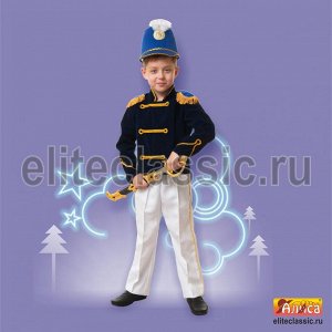 Гусар Карнавальный костюм для мальчика из бархата и габардина. В комплект входит синий мундир, белые брюки, кивер и сабля. В этом костюме ваш мальчик будет выглядеть подтянутым и аккуратным.