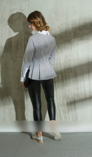 Блузки хлопок - 100% Рост: 170 см. Стильная женская блузка полуприталенного силуэта, выполненная из качественного хлопка.   Длина изделия в 46р - 63 см. Длина рукава  - 60 см.  Длина изделия в 52р- 64