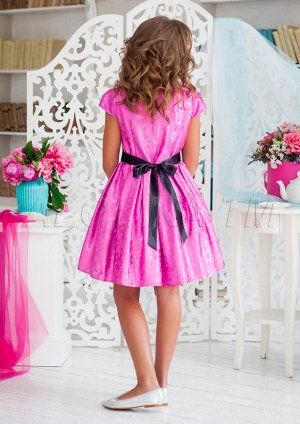 Изящное нарядное платье из атласной ткани c цветочным  рисунком