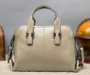 сумка прямоугольная объёмная женская с ремешком через плечо с застёжкой молнией цвет СВЕТЛО-СЕРЫЙ
