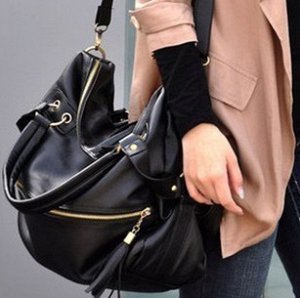 сумка женская объёмная мягкая с кисточкой с ремешком через плечо с застёжкой молния цвет ЧЁРНЫЙ