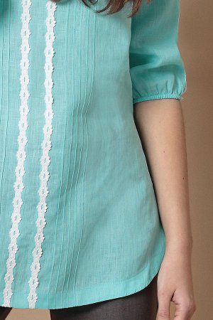 Блузка LINEN Блузка женская ArtRibbon, полуприлегающего силуэта из тонкой льняной ткани нежного бирюзового цвета, декорированная кружевом (по переду и рукавам). По переду обработаны нагрудные вытачки 