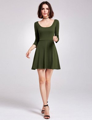 Зеленое трикотажное короткое платье с круглым вырезом