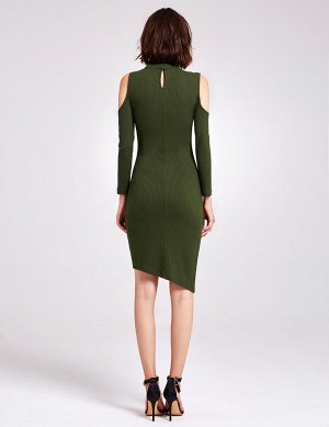 Зеленое трикотажное короткое платье с асимметричным подолом и вырезами на плечах