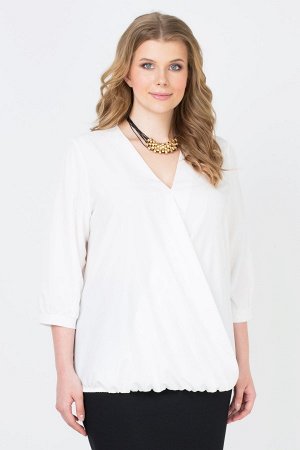 Молочный Модная блуза с рукавами 3/4, на манжетах и со сборкой снизу. Вырез горловины глубокий, V-образный, с имитацией запаха. Задняя часть блузы удлиненная, а передняя - присборена. Такой фасон по д