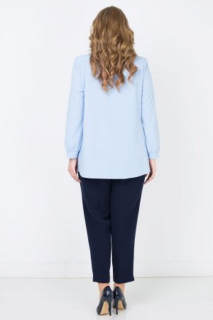 Голубой Красивая блуза с длинными рукавами на манжете. Фасон модели достаточно свободный, с имитацией запаха и декоративной пряжкой. Ворот V-образной формы, шалевый, достаточно глубокий. Эта блуза сос