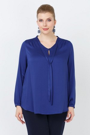 Синий Комфортная блуза с длинными рукавами на узких манжетах. Складки по верхней части создают более свободный силуэт модели. Оригинальная горловина выполнена с вырезом каплевидный формы на пуговице. 