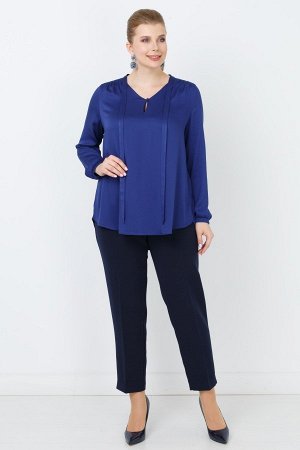 Синий Комфортная блуза с длинными рукавами на узких манжетах. Складки по верхней части создают более свободный силуэт модели. Оригинальная горловина выполнена с вырезом каплевидный формы на пуговице. 