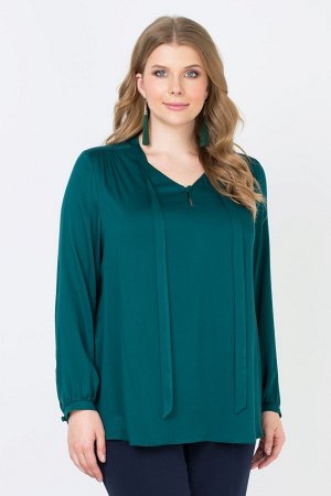 Зеленый Комфортная блуза с длинными рукавами на узких манжетах. Складки по верхней части создают более свободный силуэт модели. Оригинальная горловина выполнена с вырезом каплевидный формы на пуговице