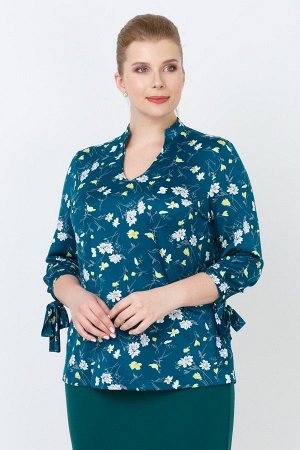 Зеленый Модная блуза с рукавами 3/4 на узких манжетах с завязками, которые придают модели женственности. Фасон горловины фигурный, с небольшой стойкой. Блуза выполнена из вискозного трикотажа в мелкий