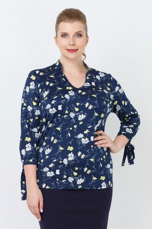 Синий Модная блуза с рукавами 3/4 на узких манжетах с завязками, которые придают модели женственности. Фасон горловины фигурный, с небольшой стойкой. Блуза выполнена из вискозного трикотажа в мелкий ц
