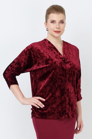Бордо Оригинальная блуза с рукавами 3/4, V-образным вырезом горловины с легкой драпировкой. Фасон модели полуприталенный, с небольшими сборками по бокам, низу рукавов и по плечами блузы. Эффектная тка