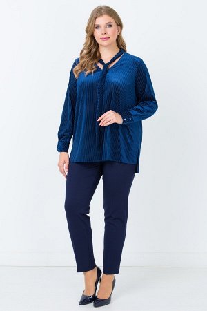 Синий Модная блуза, выполненная из однотонной бархатной ткани "мелкое гофре". Фасон модели с длинными рукавами на манжетах с пуговицами. Вырез V-образный с завязками, которые могут менять стиль модели
